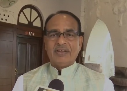 सिंधिया के समर्थन में उतरे सीएम शिवराज सिंह ने कहा कि वे गद्दार नहीं बल्कि खुद्दार है।