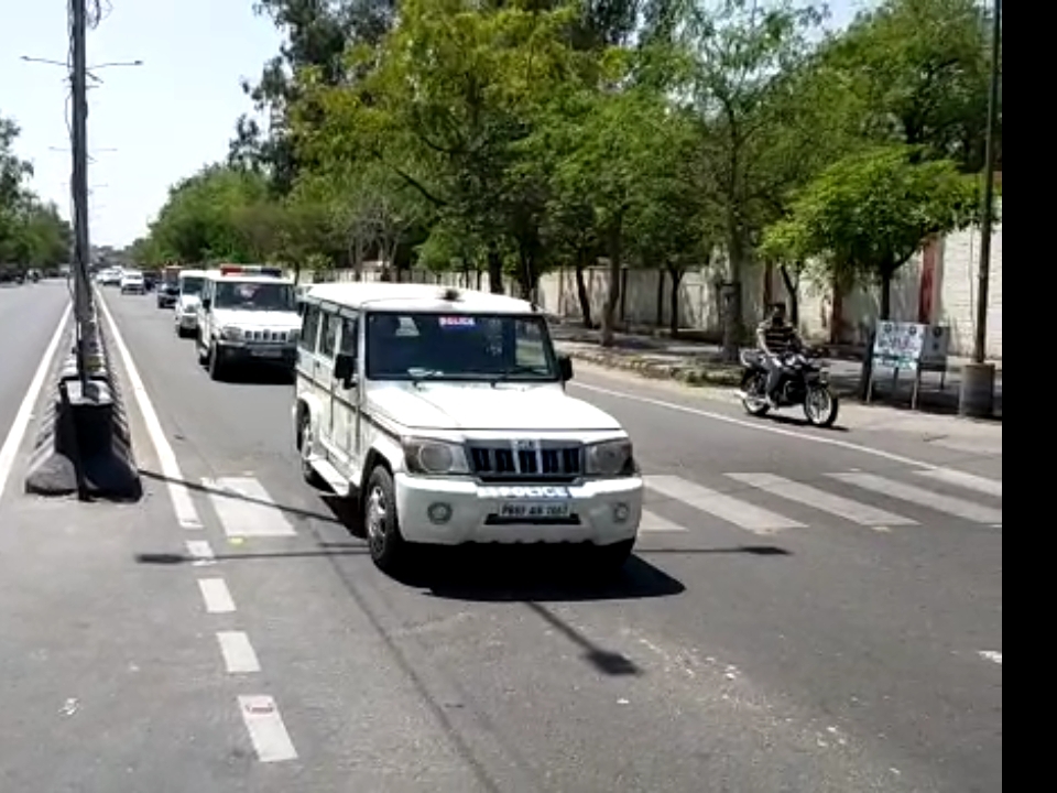 बठिंडा में फ्लैग मार्च निकालते पुलिस के वाहन।