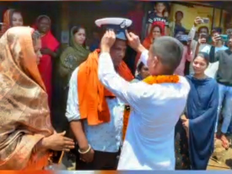 पिता को पहनाई नेवी कैप।