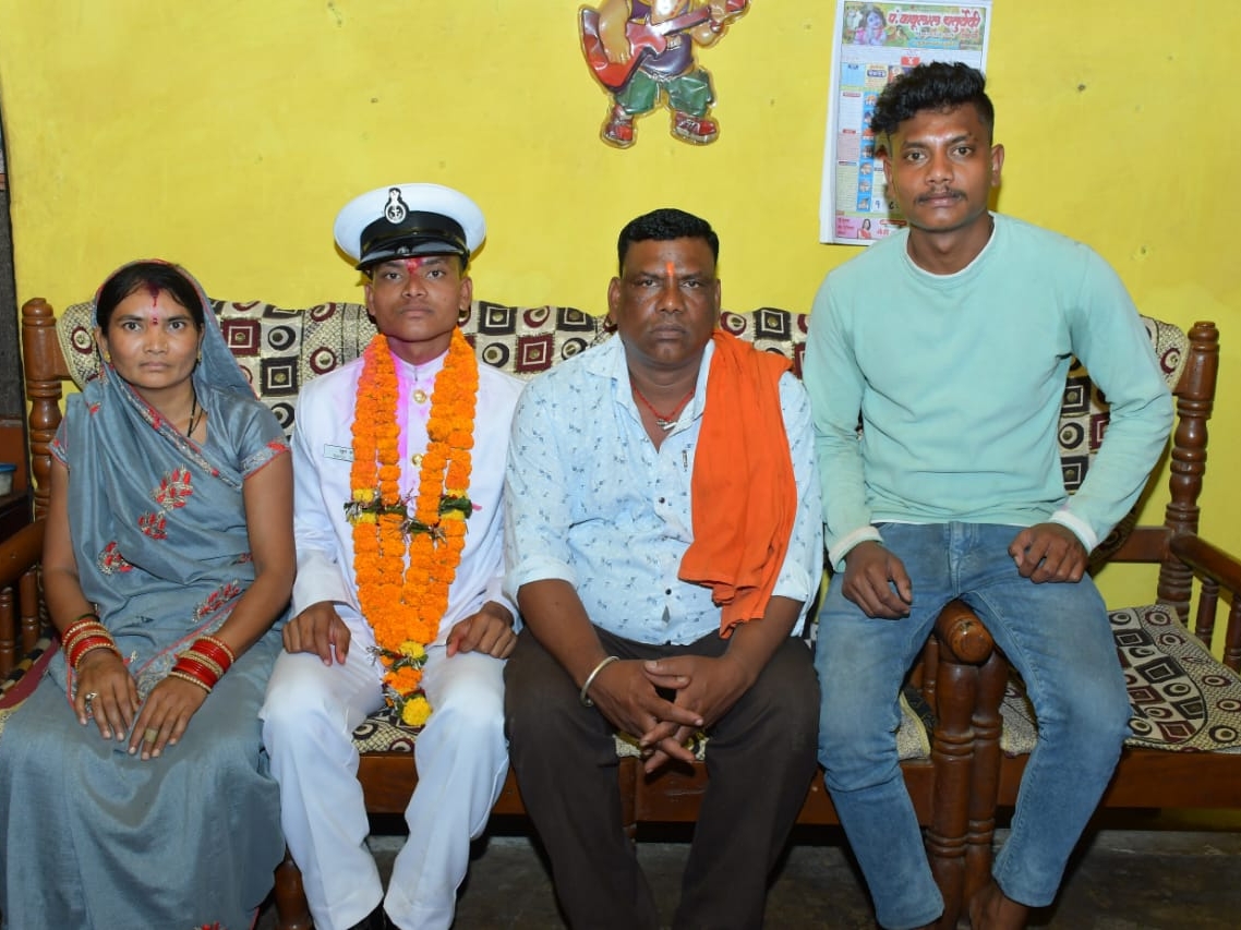 अपने माता-पिता और भाई के साथ राहुल।