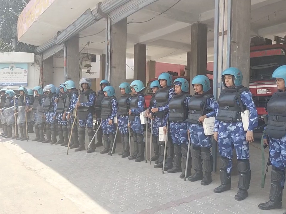 बठिंडा में फ्लैग मार्च में शामिल महिला जवान।