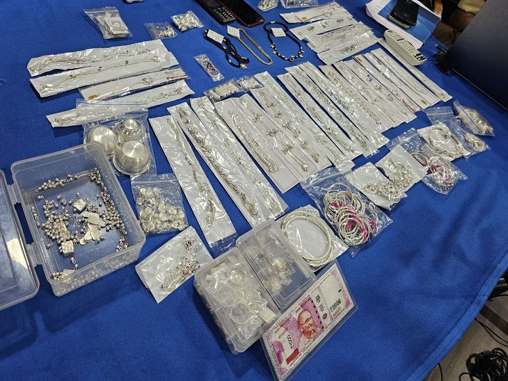 चोरों के पास से पुलिस ने जब्त किया चोरी का माल