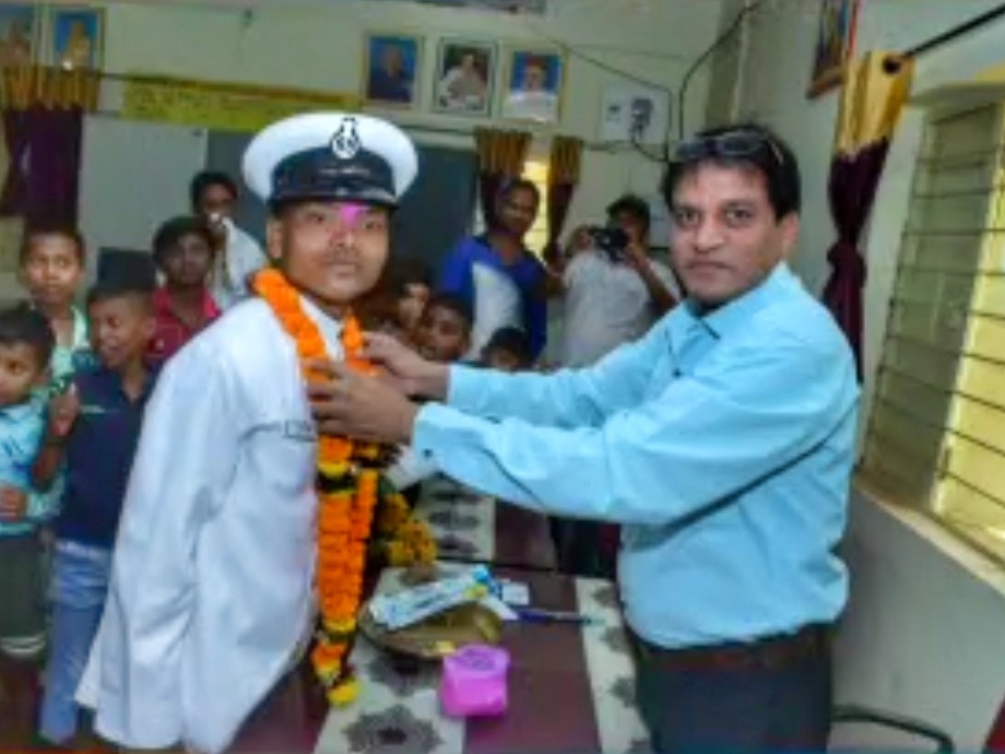 माला पहनाकर भी स्वागत किया गया।