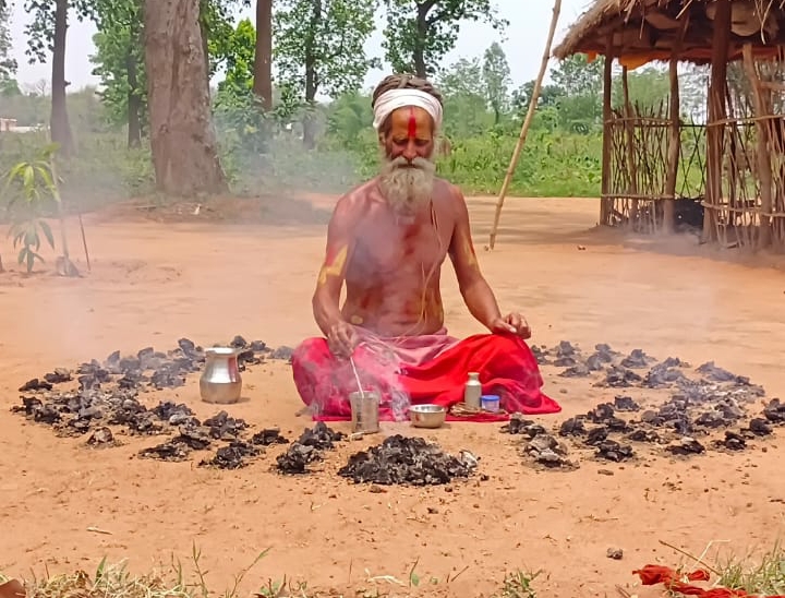 दिन में किसी जगह पनाह लेते हैं, पूजा हवन करने के बाद शाम से फिर यात्रा करते हैं।