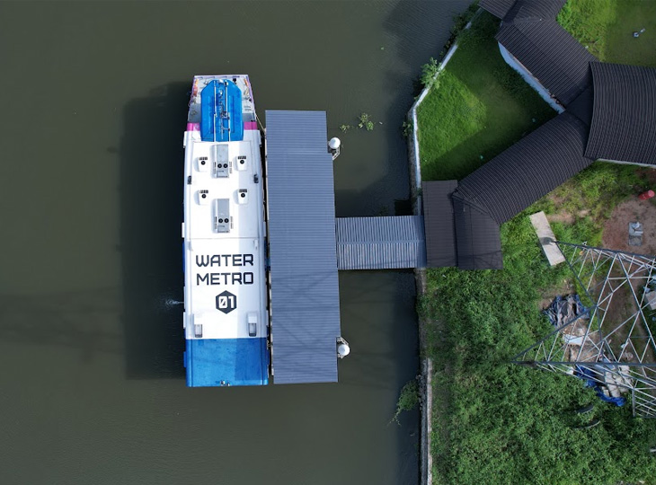 यात्री 'कोच्चि-1' कार्ड का यूज करके कोच्चि मेट्रो और वाटर मेट्रो दोनों में यात्रा कर सकते हैं।