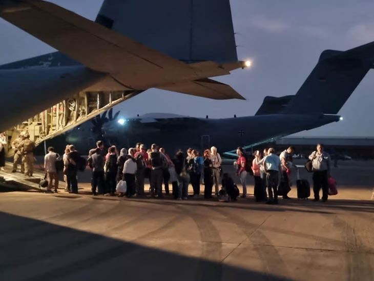 इटैलियन एयर फोर्स के C130 एयरक्राफ्ट से नागरिकों को इटली लाया गया।