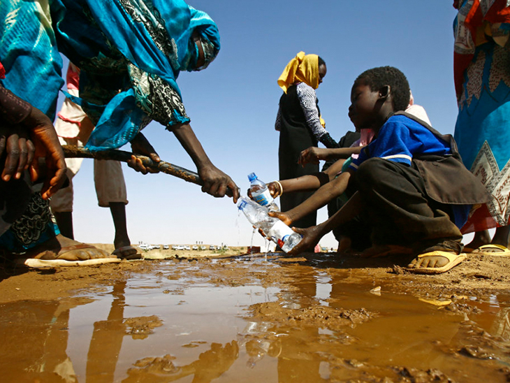 सूडान में कुपोषण दर सबसे ज्यादा है। यहां 50 हजार से ज्यादा बच्चे भुखमरी का शिकार हैं। पीने के लिए पानी भी मुश्किल से उपलब्ध हो पाता है।