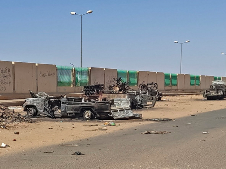 राजधानी खार्तूम में सेना और पैरामिलिट्री की लड़ाई में काफी नुकसान हुआ है। कई इमारतें और गाड़ियां तबाह हो गई हैं।