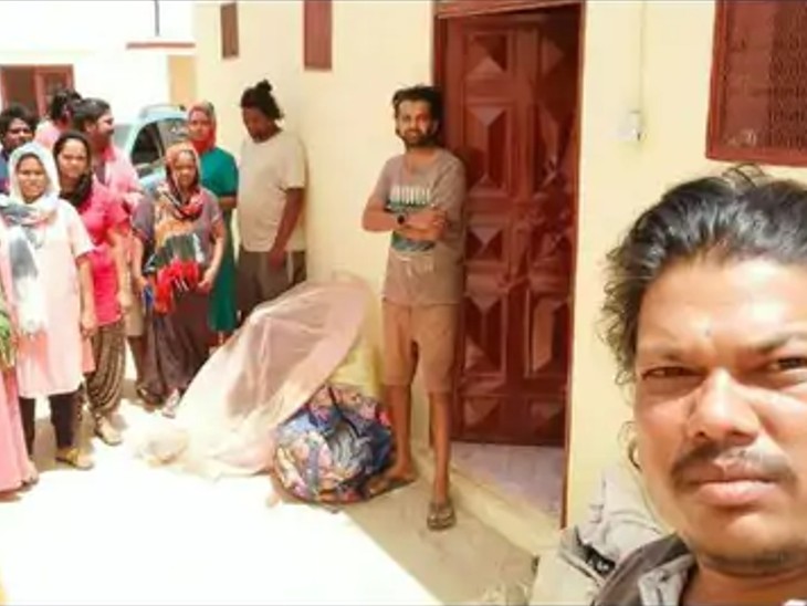 ये तस्वीर सूडान में फंसे कर्नाटक के आदिवासी परिवार की है।