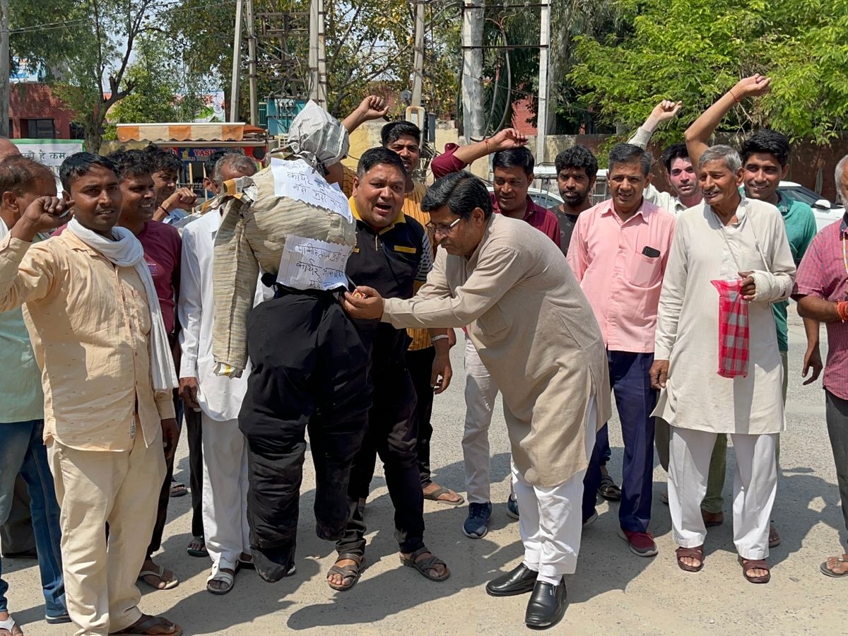 Bhiwani, the youth burnt the effigy of Pakistan and terrorism, fury