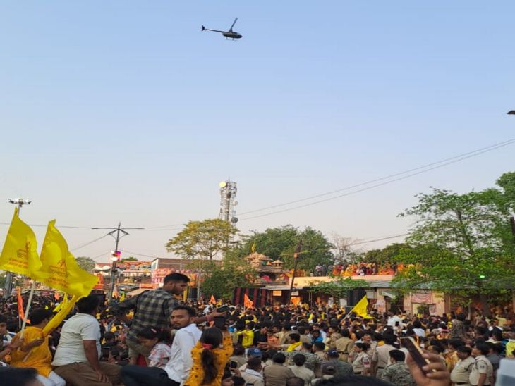 माई की रथ यात्रा में फूल बरसाने के लिए दिल्ली से हेलिकॉप्टर मंगवाया गया था।