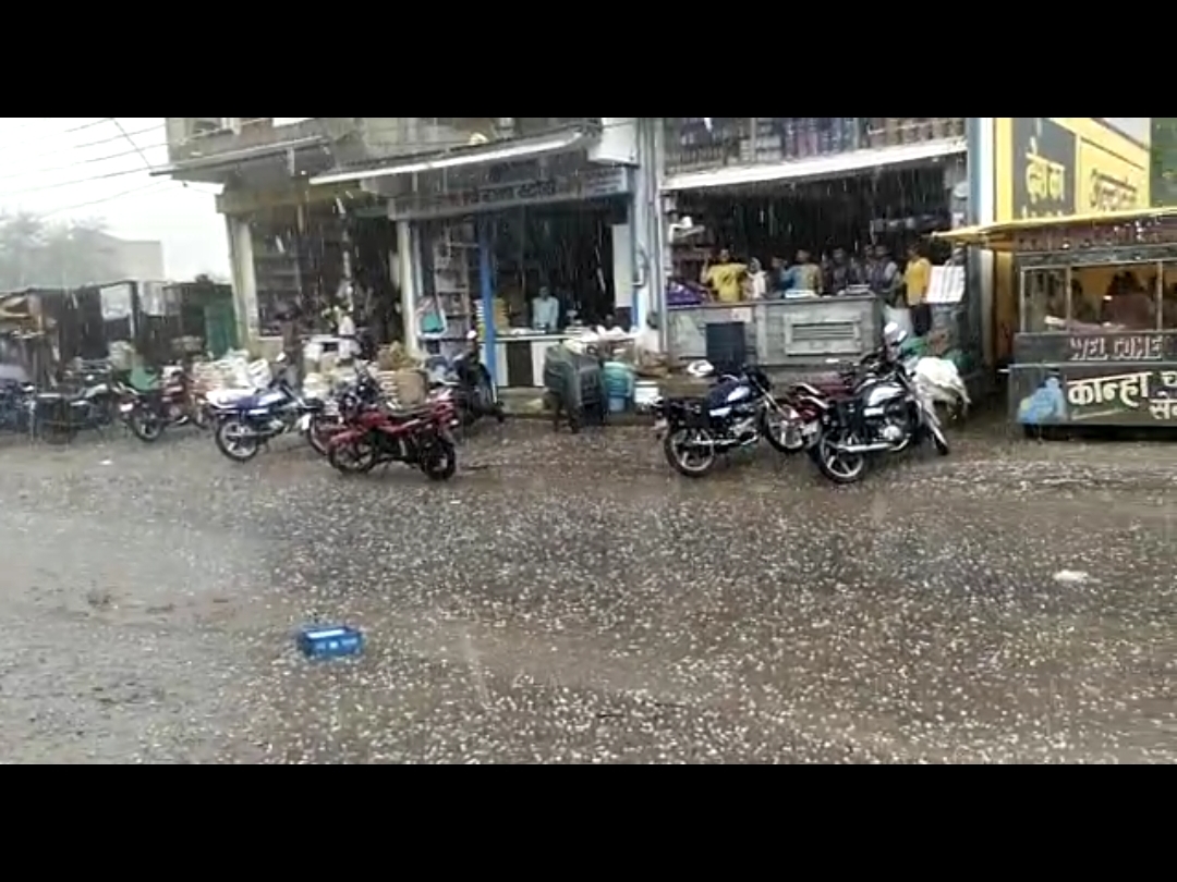 तेज गरज के साथ ओलों की हुई बारिश, बाइक सवारों ने सुरक्षित स्थान ढूंढा
