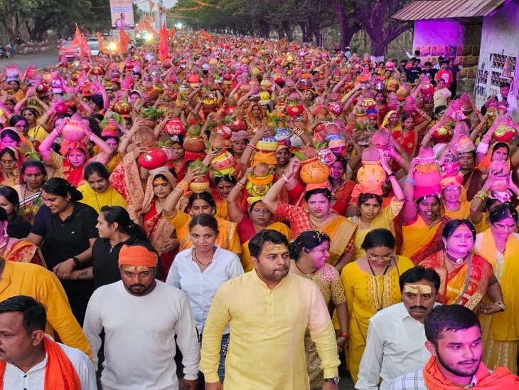 कलश यात्रा में शामिल हुए बड़ी संख्या में भक्त