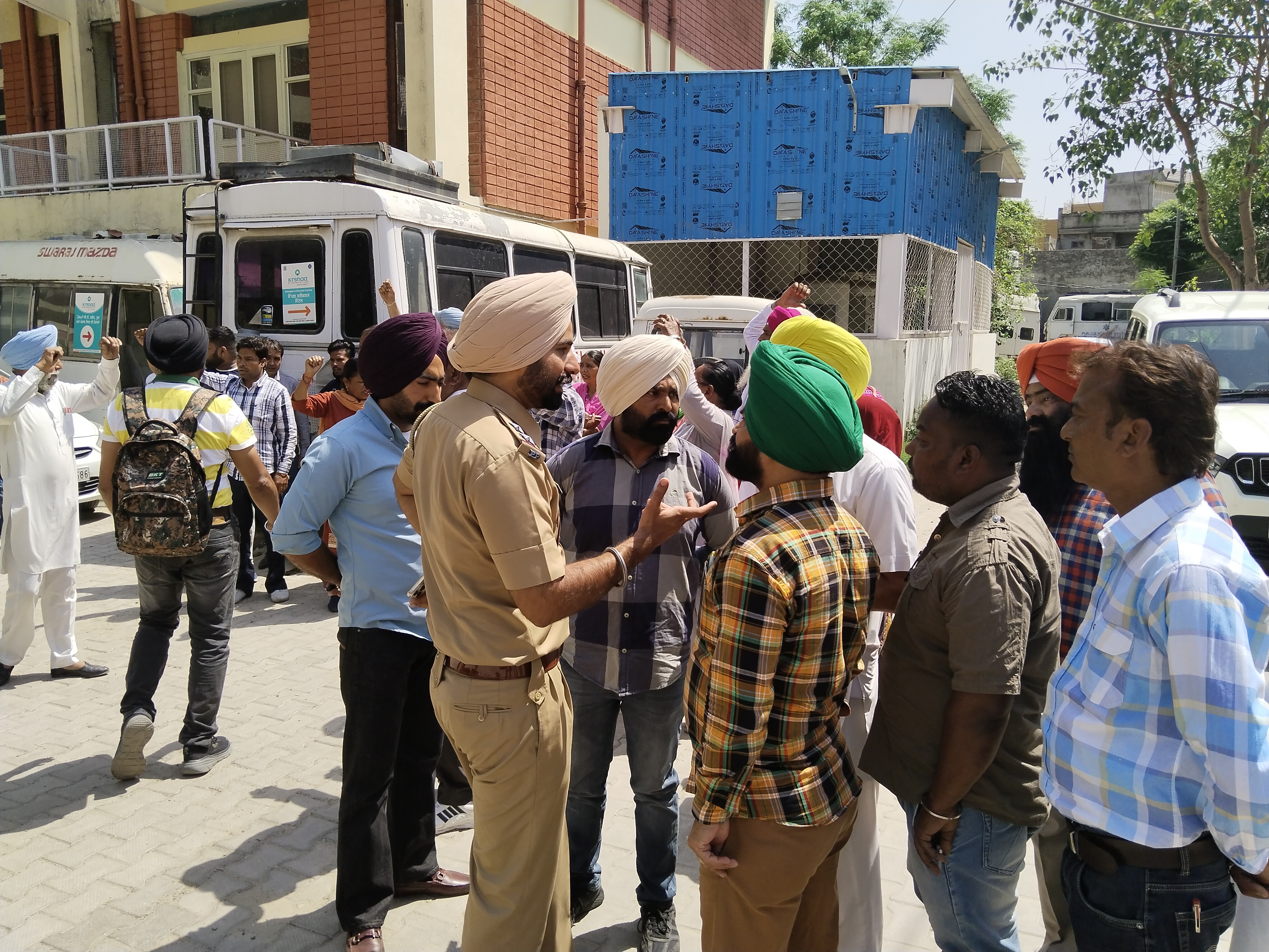 SHO मनदीप कंबोज प्रदर्शन कर रहे मुलाजिमों से बातचीत करते हुए।