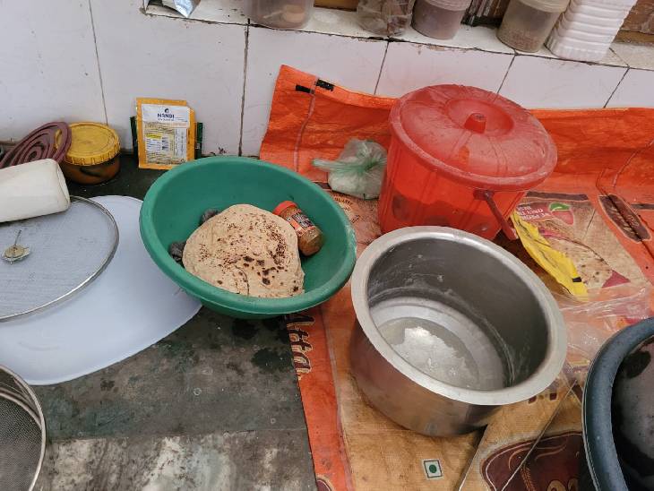 यह फोटो 21 मार्च की है। पुलिस ने जब अतीक के दफ्तर पर छापा मारा था तो वहां रोटियां और सब्जी मिली थी।