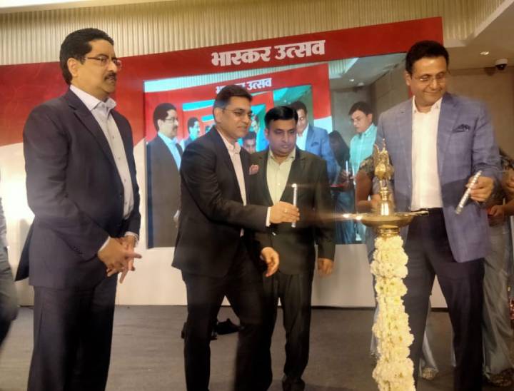 कुमार मंगलम बिड़ला ने दीप प्रज्जवलित कर कार्यक्रम का शुभारंभ किया।