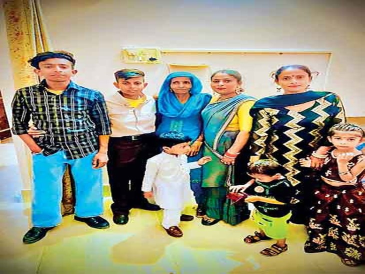 पिकअप के पास व अपने परिवार के साथ सानिया। - Dainik Bhaskar