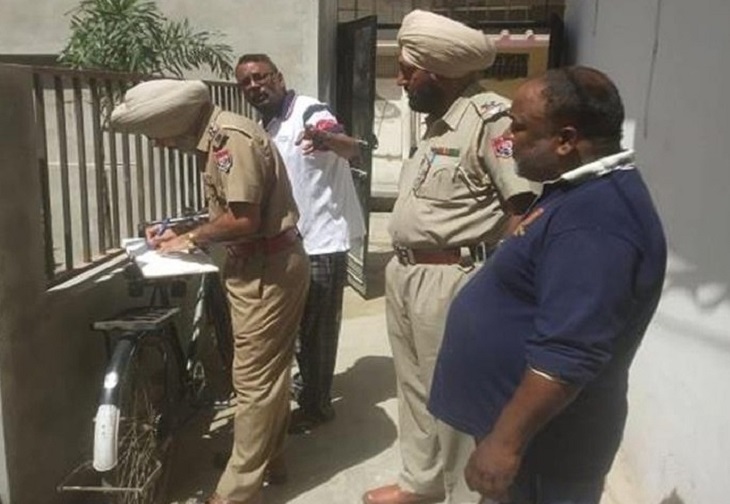 पुलिस लोगों के बयान दर्ज करती हुई - Dainik Bhaskar