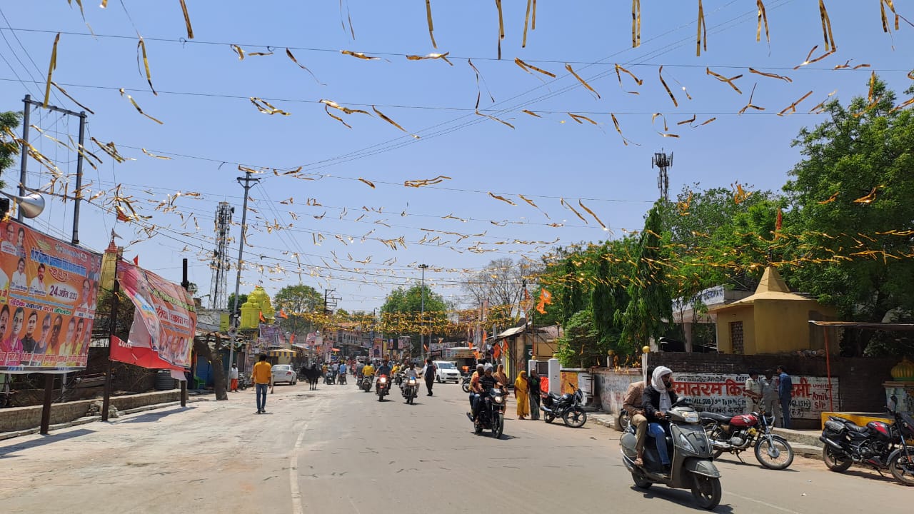 पूरे नगर को पीले रंग की कनात से सजाया गया है।