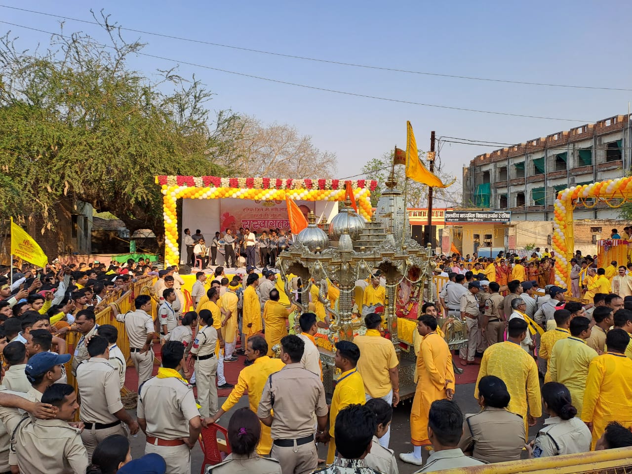 मंदिर के बाहर मंच से कलाकारों ने भजनों की प्रस्तुति दी।