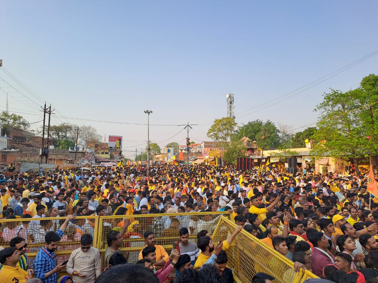 देशभर से भक्त मां के प्रकटोत्सव में शामिल होने दतिया पहुंचे।