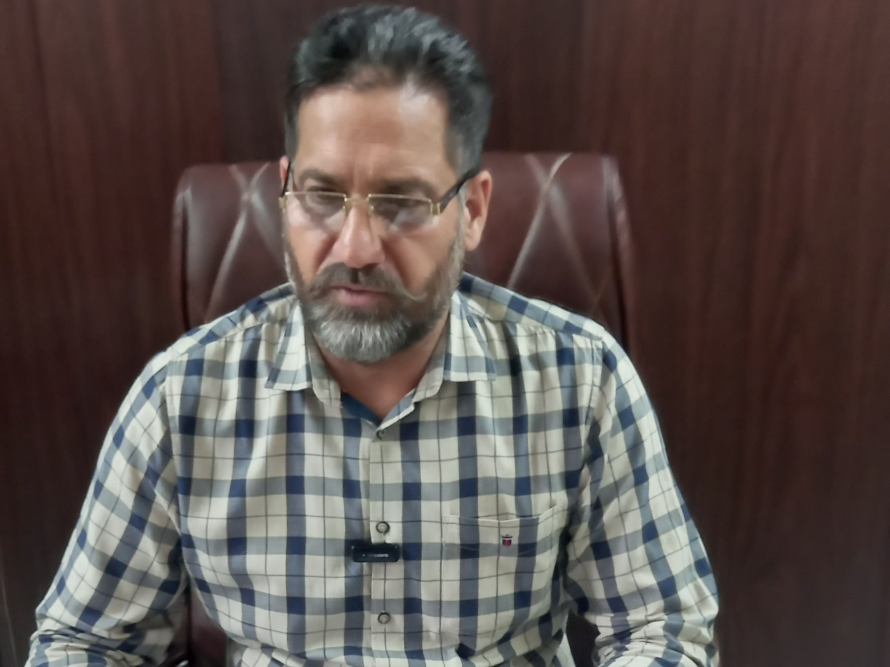 आरोपियों के बारे में जानकारी देते इंस्पेक्टर त्रिलोचन सिंह।