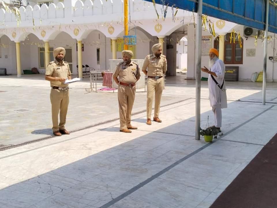 गुरुद्वारे में सुरक्षा इंतजामों की जानकारी लेते पुलिस कर्मी।