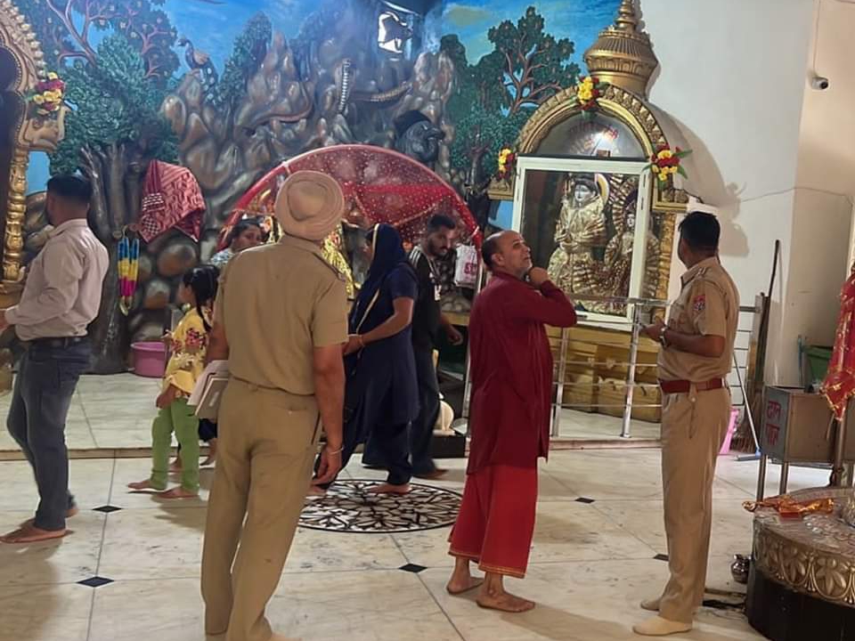 धार्मिक स्थल में सुरक्षा इंतजामों का जायजा लेते पुलिस कर्मी।