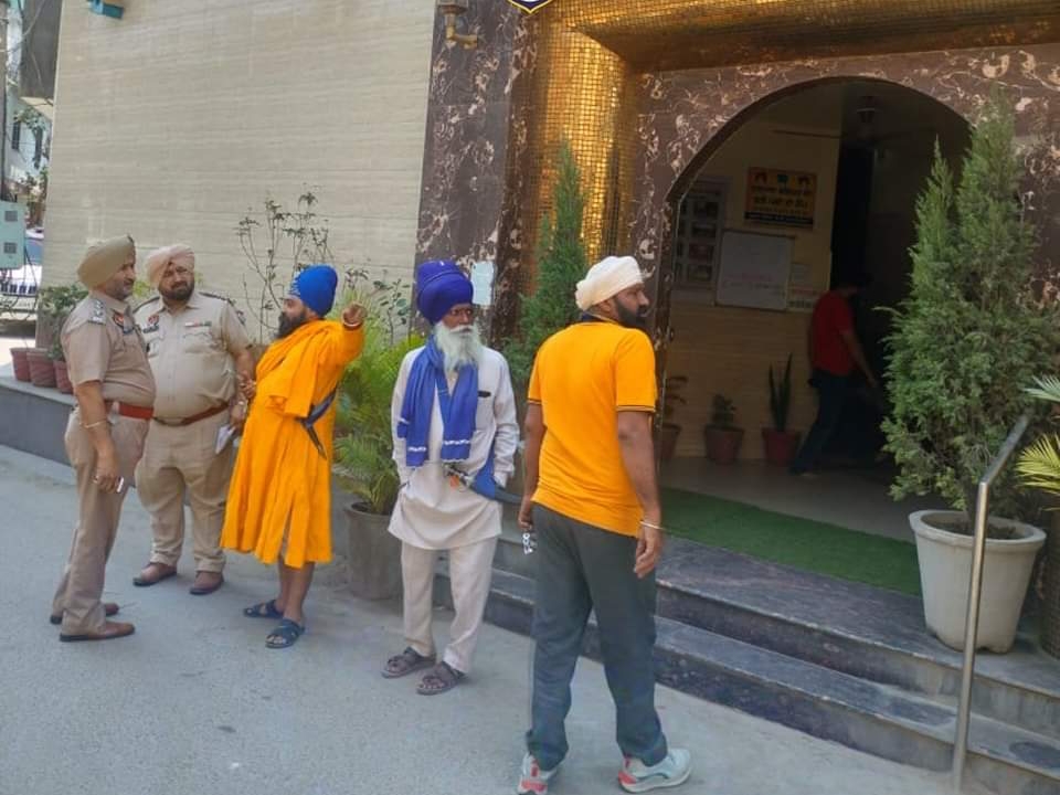 गुरुद्वारा साहिब में सुरक्षा इंतजाम देखते पुलिस कर्मी।