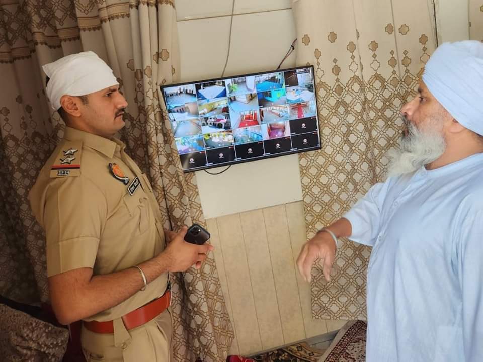 गुरुद्वारे में लगे CCTV कैमरों की जांच करते पुलिस कर्मी।