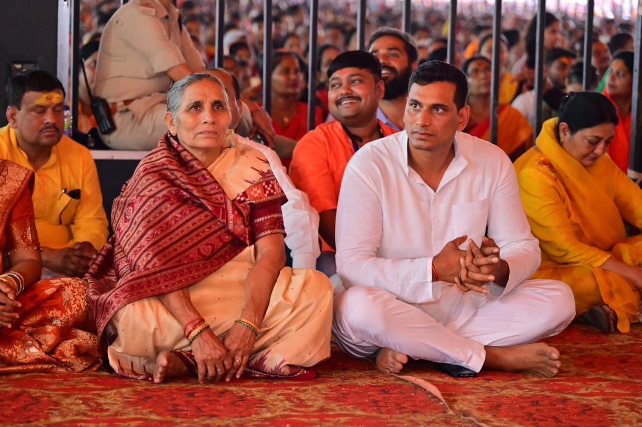 अपनी मां के साथ शिव महापुराण कथा सुनते भिलाई नगर विधायक देवेंद्र यादव