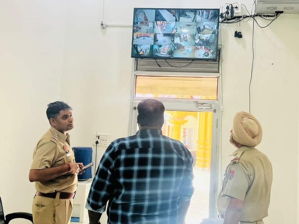 धार्मिक स्थल में लगे CCTV कैमरों की जांच करते पुलिस कर्मी।