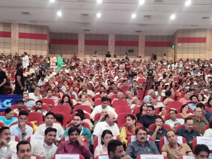 जावेद अख्तर को सुनने के लिए बड़ी संख्या में इंदौरी श्रोता अभय प्रशाल पहुंचे थे।