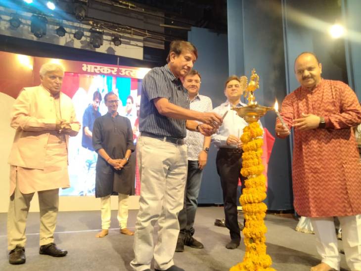 कार्यक्रम का शुभारंभ जावेद अख्तर, दैनिक भास्कर समूह के एमडी सुधीर अग्रवाल सहित मंच पर मौजूद अतिथियों ने दीप प्रज्वलन कर किया। इसके बाद जावेद अख्तर ने सवालों के बेबाकी से जवाब दिए।