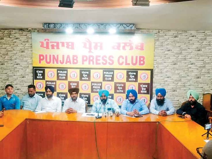 पत्रकार वार्ता में जानकारी देते हुए रेशम गिल व अन्य यूनियन के पदाधिकारी। - Dainik Bhaskar