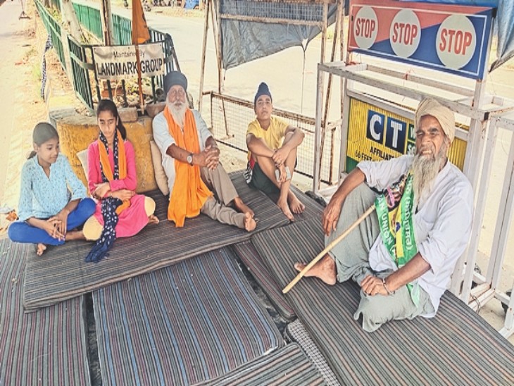 लतीफपुर में भूख हड़ताल पर बैठे इलाका निवासी। - Dainik Bhaskar