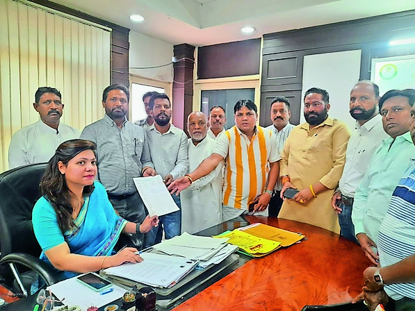 नगर निगम के कर्मी मांगाें काे लेकर ज्ञापन सौंपते हुए। - Dainik Bhaskar