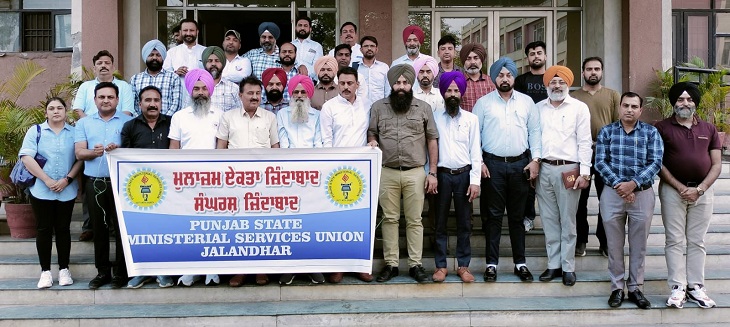 मिनिट्रियल स्टाफ की यूनियन के पदाधिकारी मीटिंग के बाद। - Dainik Bhaskar