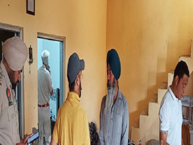 घर में जांच करने पहुंची पुलिस - Dainik Bhaskar