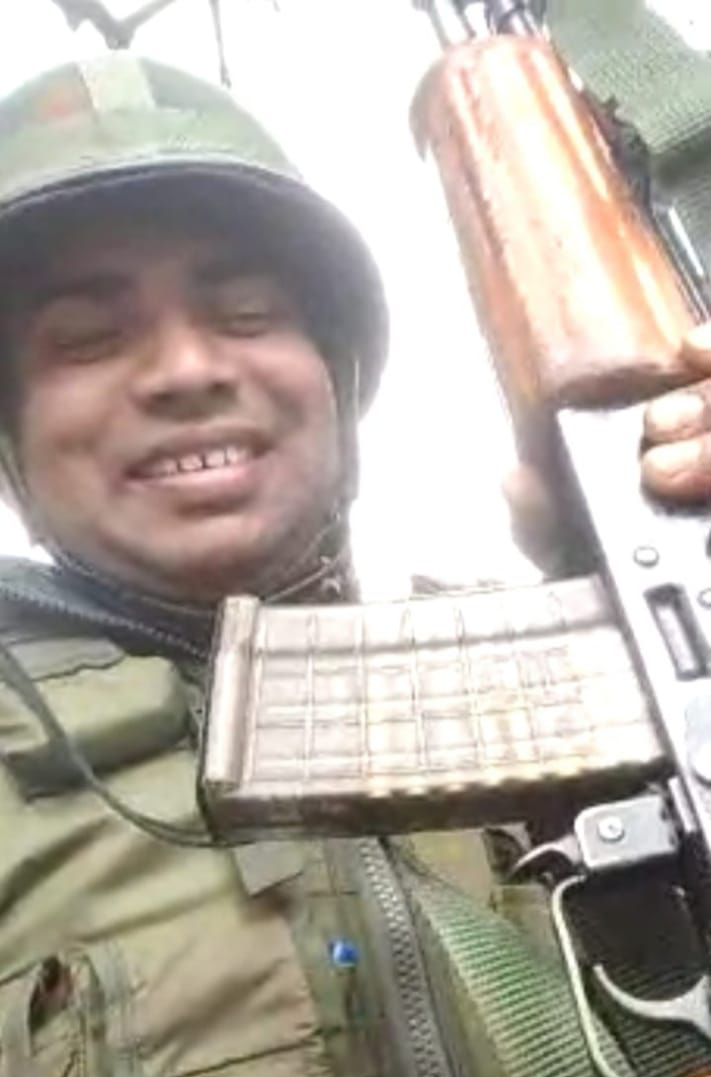 सेना के वाहन में शव रखकर जवान की अंतिम यात्रा निकाली गई और सेना के प्रोटोकॉल के तहत अंतिम संस्कार किया गया।