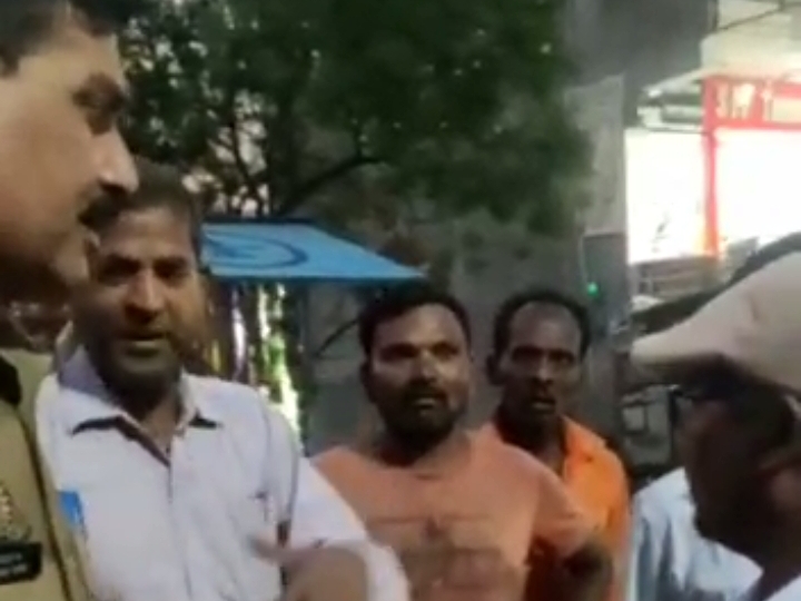 पुलिस यूट्यूबर को पकड़कर थाने ले आई।