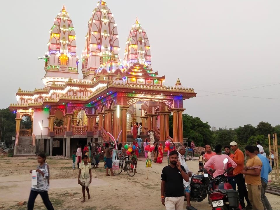 मंदिर परिसर में गंदी हरकत।