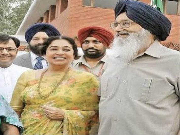 किरण खेर ने पूर्व सीएम प्रकाश सिंह बादल के साथ अपनी फोटो शेयर की है