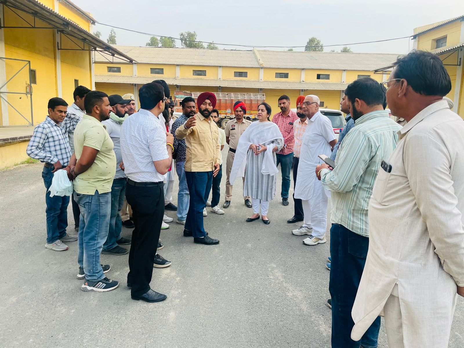 राणा गांव में बने गेहूं गोदाम में स्टोरेज की जानकारी लेतीं उपायुक्त डॉ. सेनू दुग्गल। - Dainik Bhaskar