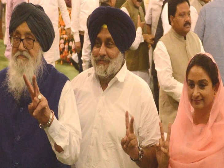 बेटे-बहू के साथ चुनावी जीत का चिन्ह दिखाते प्रकाश सिंह बादल।