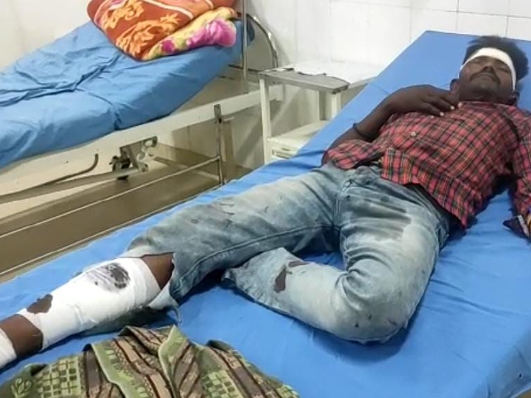 अस्पताल में उपचाराधीन घायल। - Dainik Bhaskar