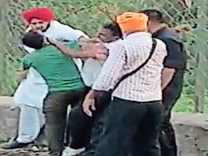 पहले सड़क किनारे और बाद में फैक्ट्री के अंदर जाकर मारपीट करते हमलावर। - Dainik Bhaskar