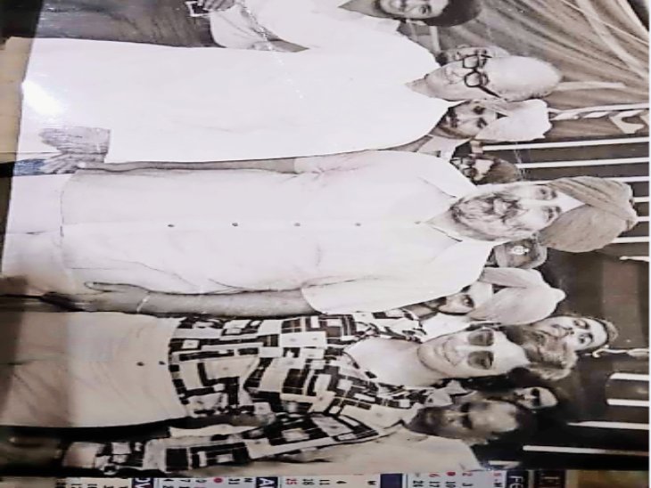 जालंधर दूरदर्शन केंद्र के बाहर पूर्व डिप्टी प्राइम मिनिस्टर एलके आडवाणी, परकाश सिंह बादल। साथ हैं सोशल वर्कर सुरिंदर सैनी। (फाइल फोटो) - Dainik Bhaskar