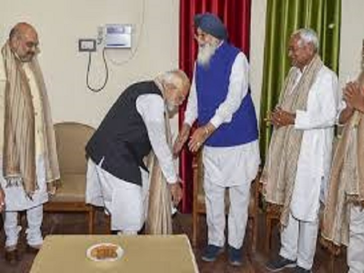 प्रकाश सिंह बादल के पांव छूकर आशीर्वाद लेते PM नरेंद्र मोदी।