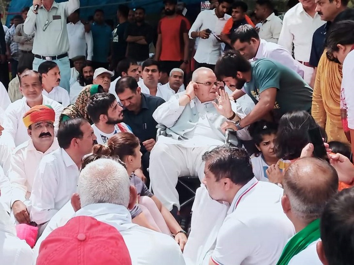 धरने में खिलाड़ियों के बीच व्हील चेयर पर बैठे पूर्व गवर्नर सत्यपाल मलिक।